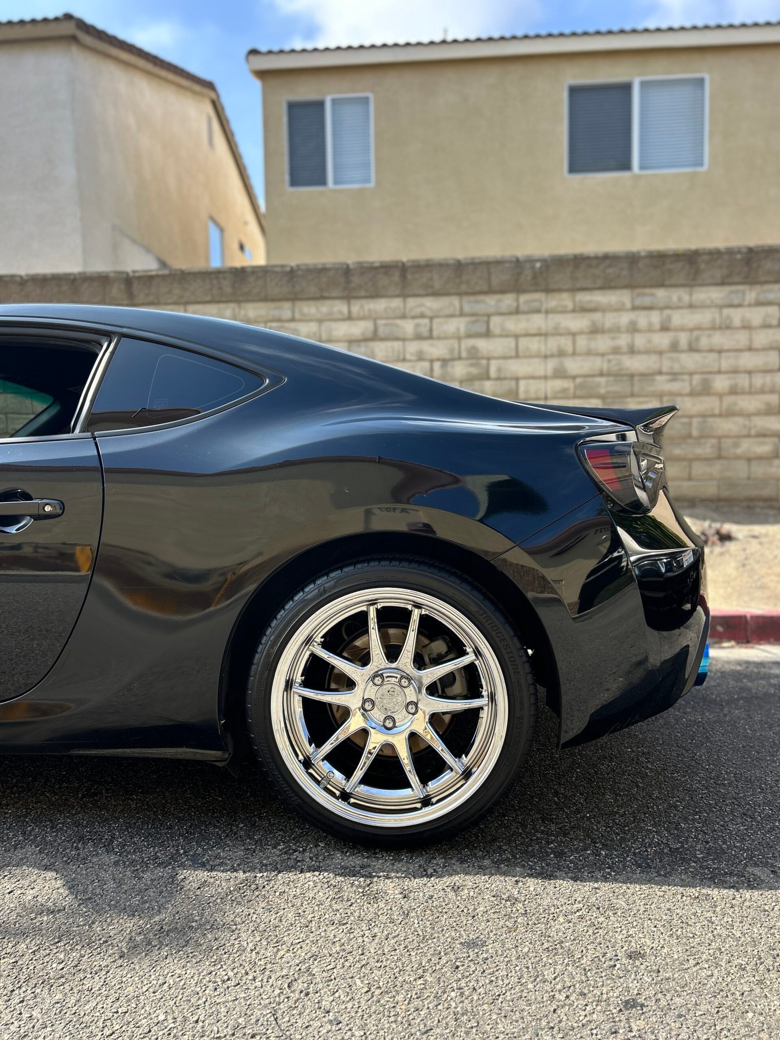 Detailer foaming a car during hand wash